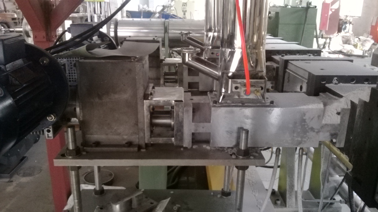 喂料機(喂料方式)(根據不同的物料，我公司有多種喂料機可供選擇；適用于，粉料，粒料，液體，回收料，等)